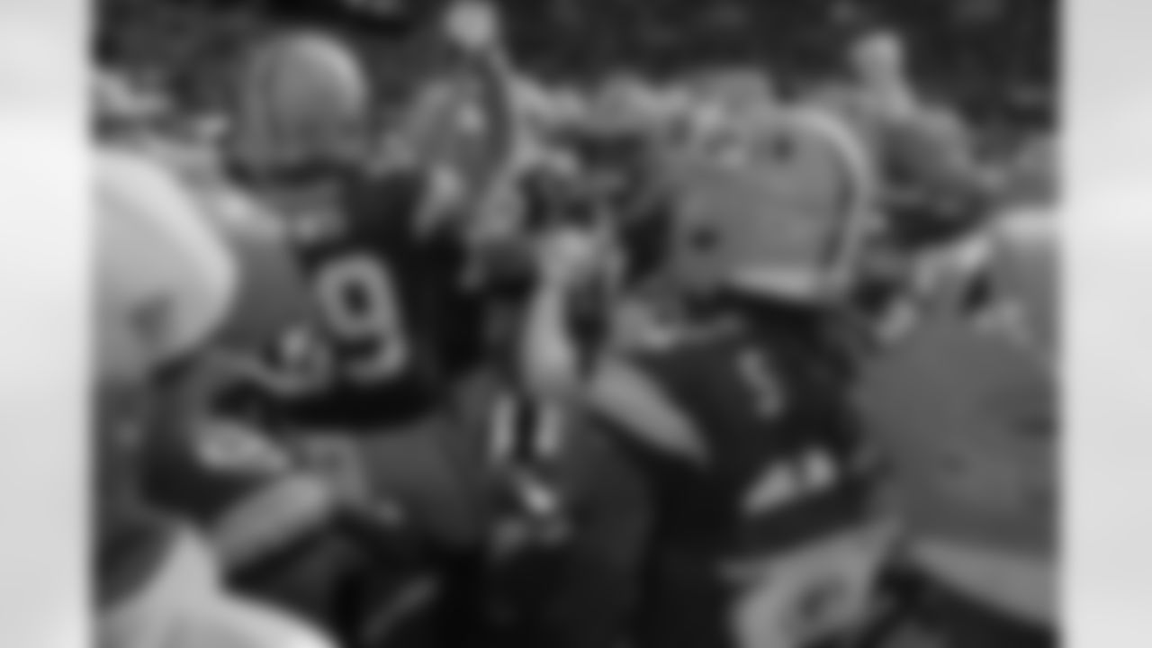 Green Bay Packers players form a huddle as they warm-up before an NFL game between the New York Giants and the Green Bay Packers at the Tottenham Hotspur stadium in London, Sunday, Oct. 9, 2022. (AP Photo/Alastair Grant)