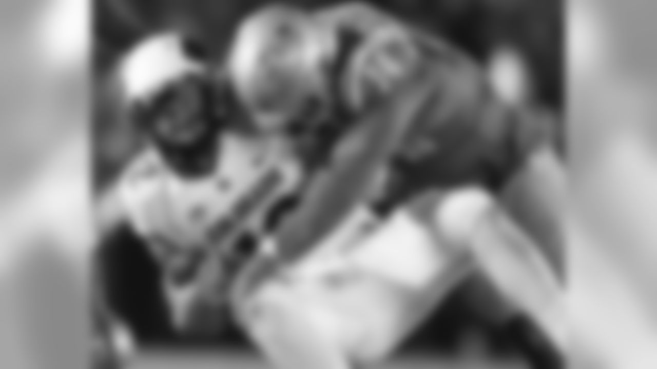 LB Krys Barnes