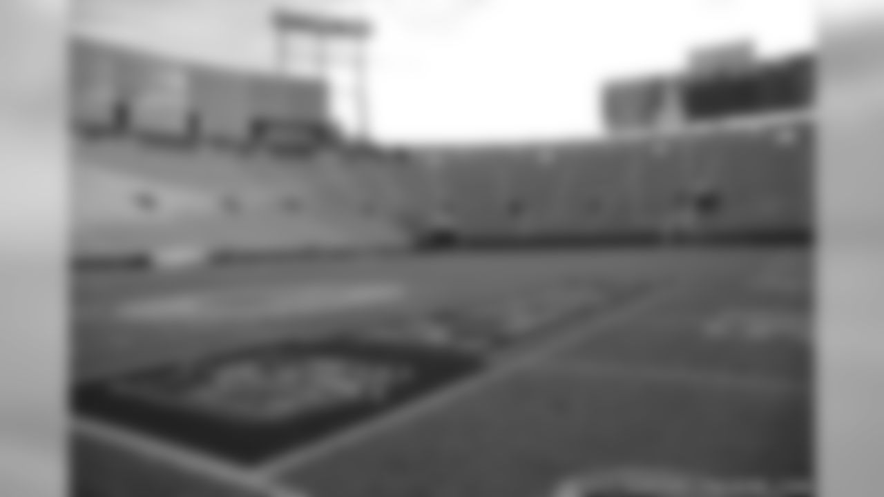 Fields Crew Prepares Lambeau Field For Playoffs