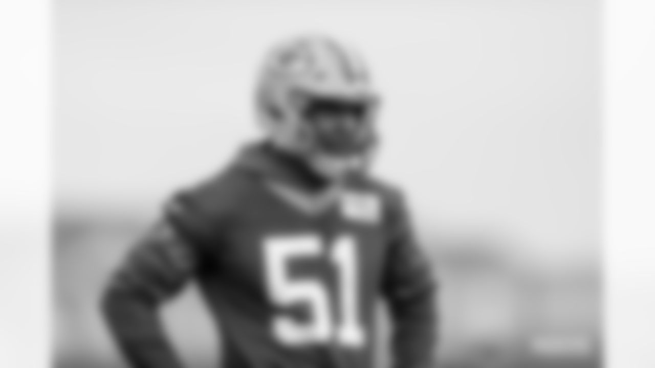 LB Krys Barnes