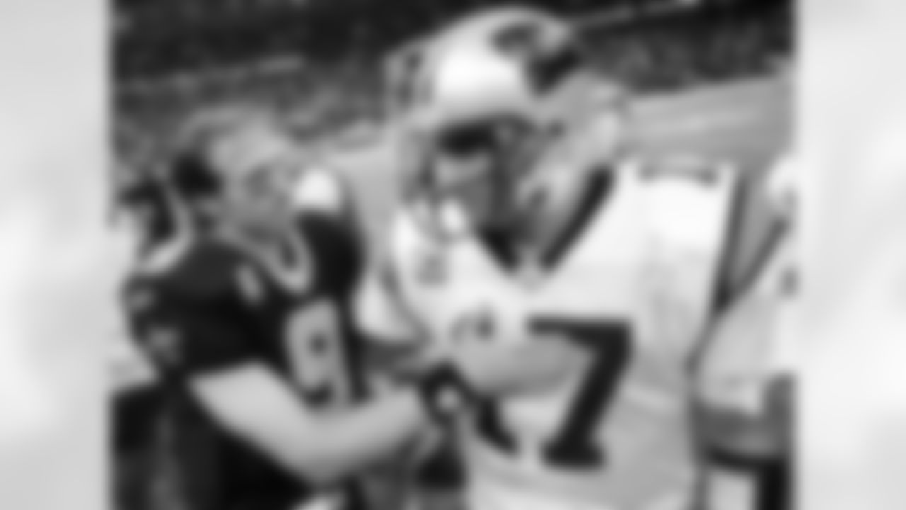 New Orleans Saints quarterback Drew Brees (9) talks with Carolina Panthers quarterback Jake Delhomme (17) after the Saints defeated the Panthers 30-20 in their NFL football game in New Orleans, Sunday, Nov. 8, 2009. (AP Photo/Dave Martin)