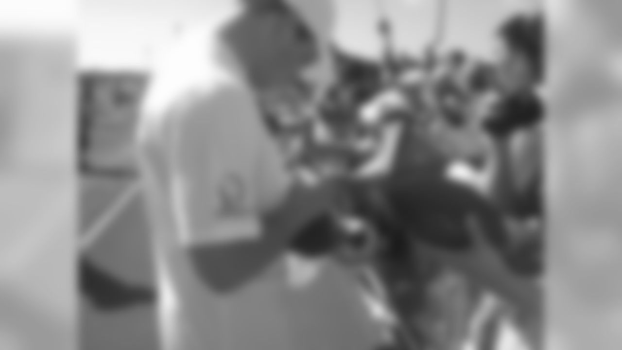 LB Luke Kuechly signs autographs before Pro Bowl practice.