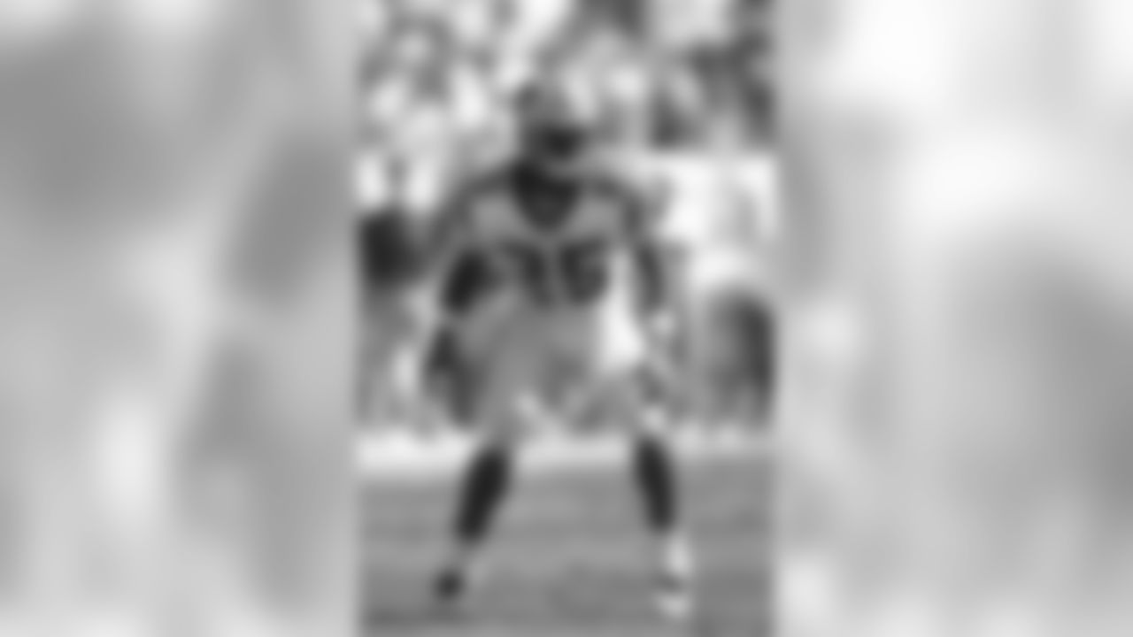 DB Eric Davis (1996-2000)
Eric Davis played for Carolina from 1996-2000, racking up five interceptions each season for a total of 25 as a Panther. He tied for the third-most interceptions in the NFL over his five-year stretch with Carolina.