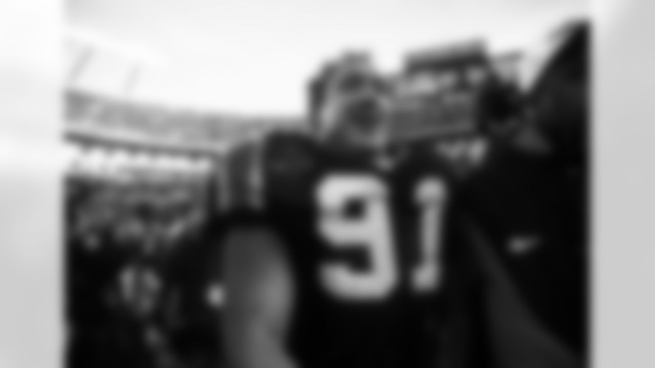 Carolina Panthers defensive lineman Kevin Greene (91) walks off field in 1996 (AP Photo / Al Messerschmidt)