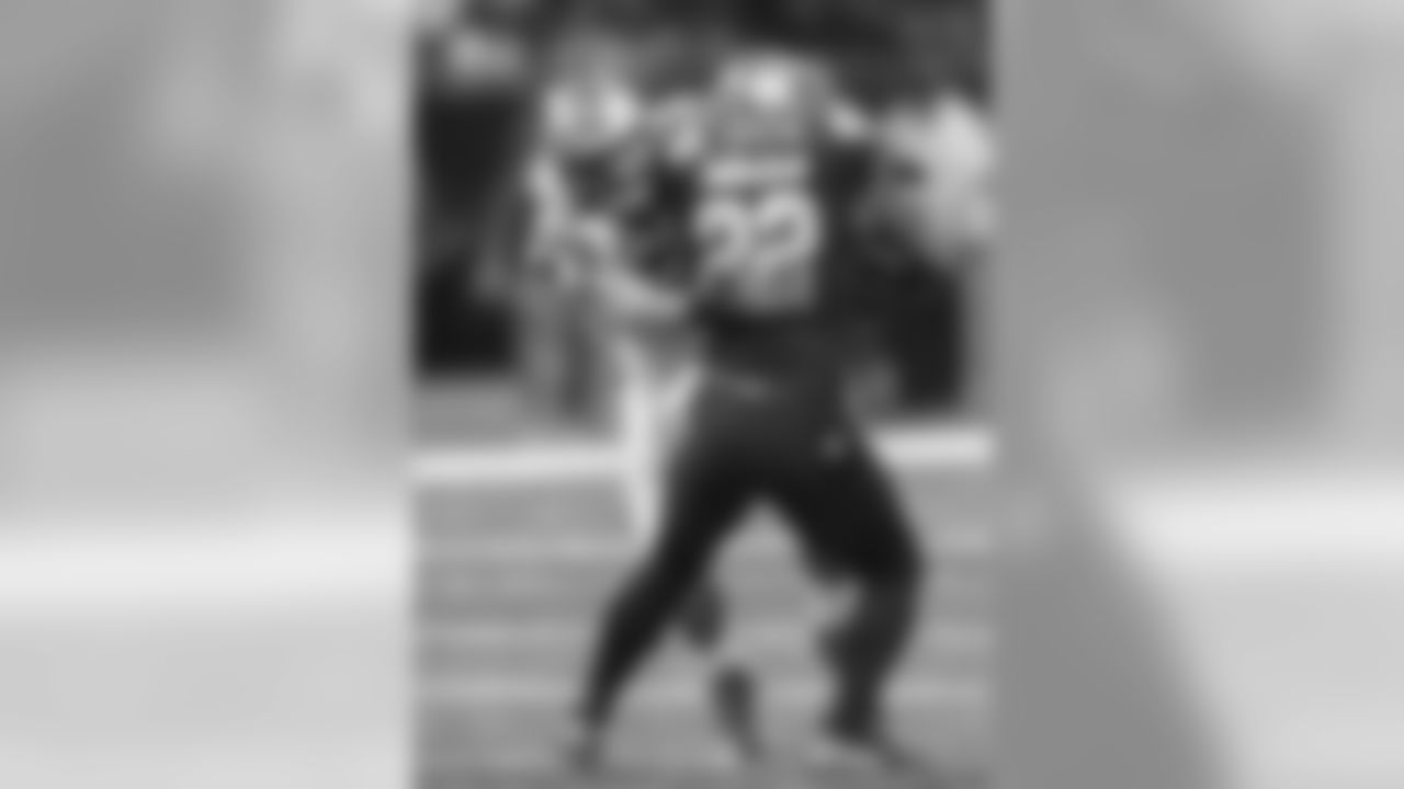 LB Luke Kuechly