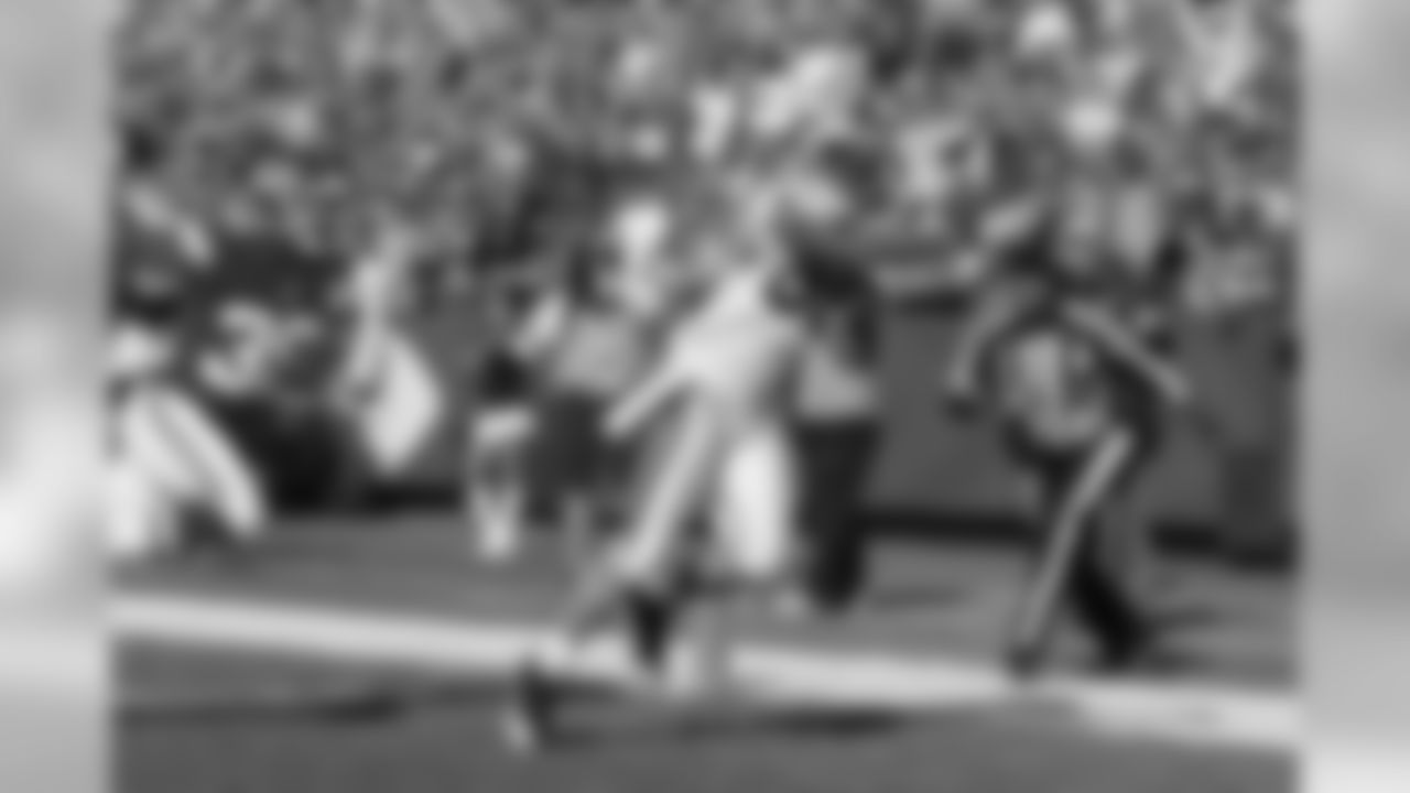 Smith reaches out in the end zone to secure a touchdown reception versus Kansas City.
