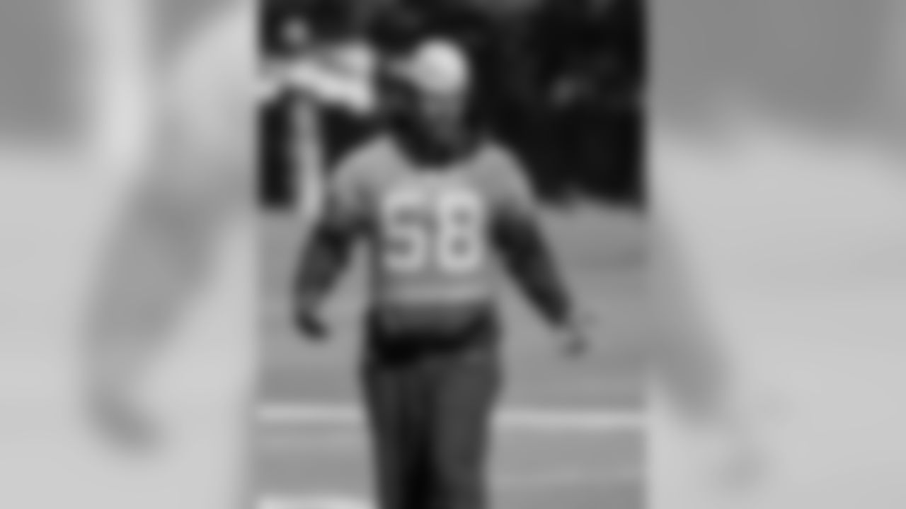 LB Thomas Davis, Sr.