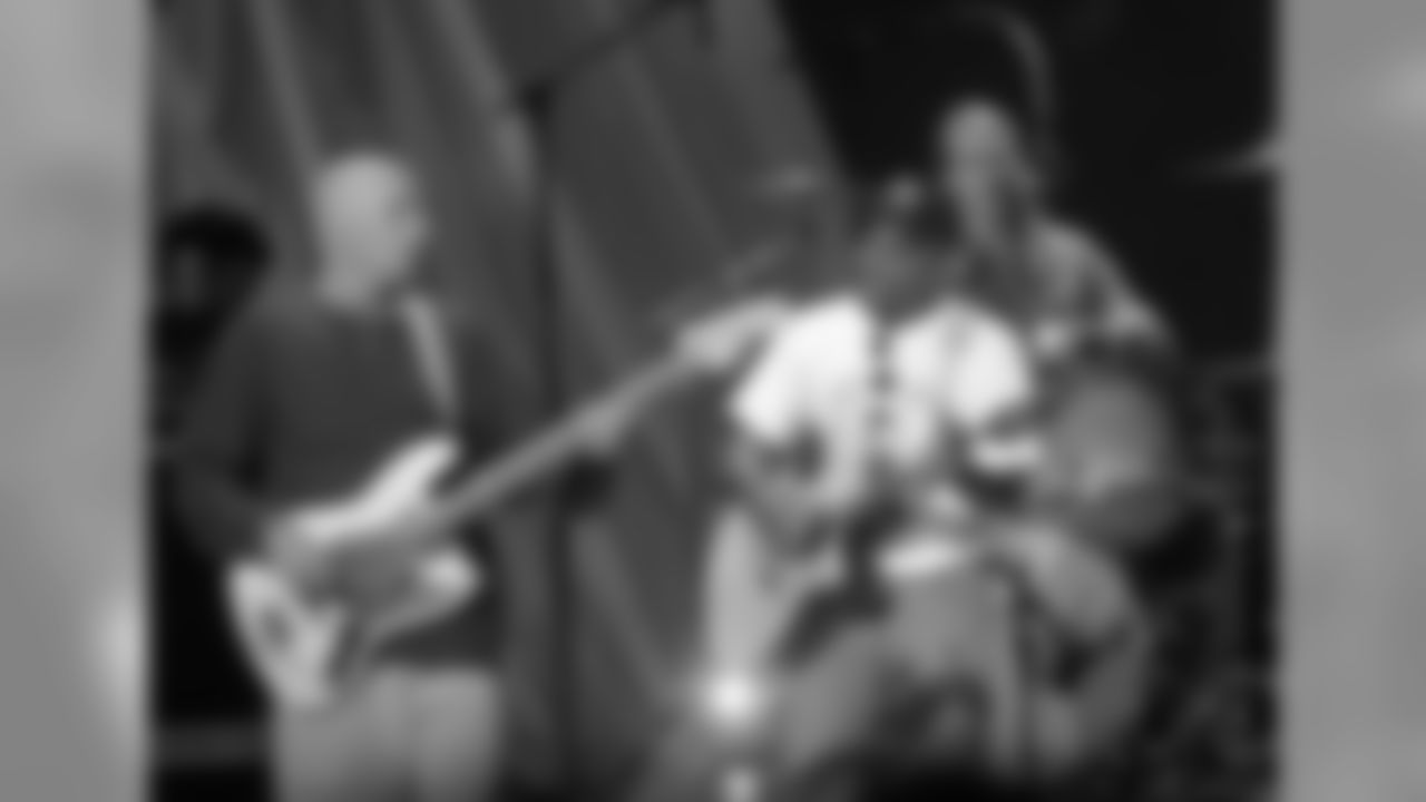 Rock band "Hootie & the Blowfish" (@HootieTweets)