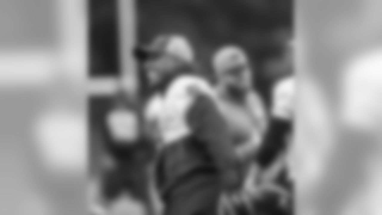 LB Thomas Davis, Sr.