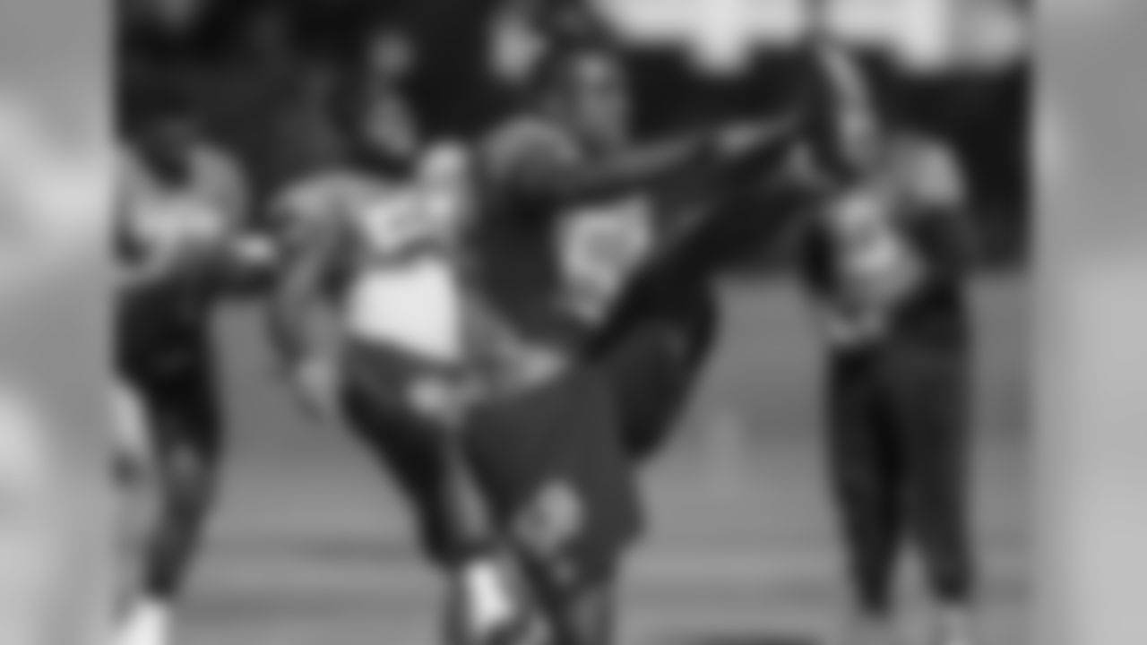 LB Thomas Davis, Sr.