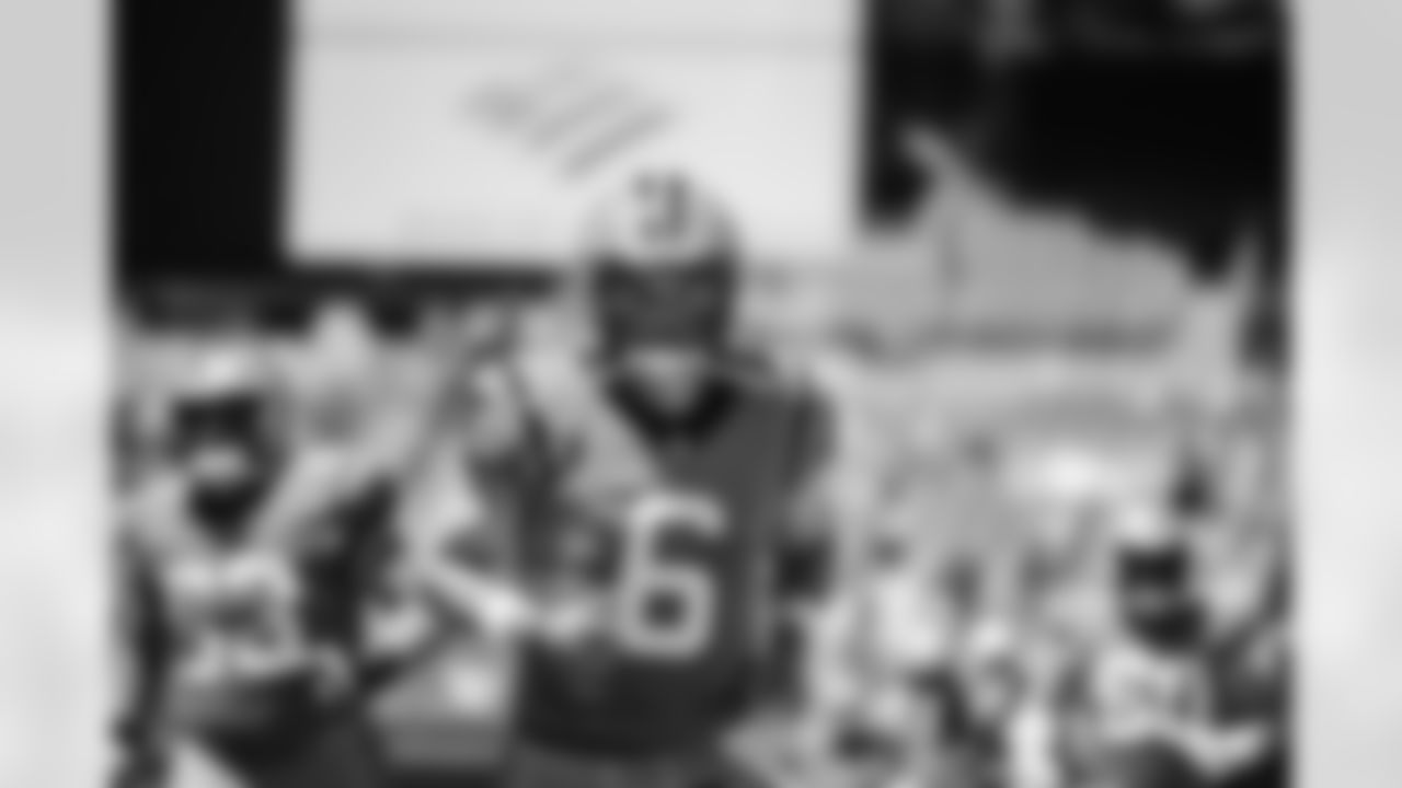 QB - 6 - Baker Mayfield
G - 63 - Austin Corbett
