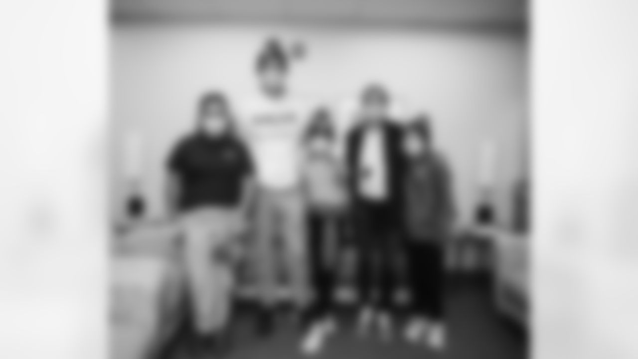221121 Greg Olsen Beanie's- Levine Children's Hospital-10