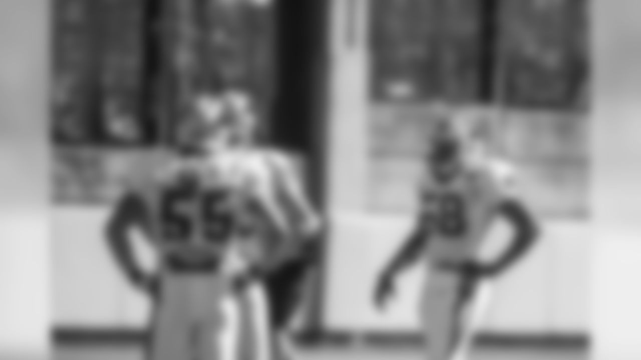 LB Thomas Davis, Sr.