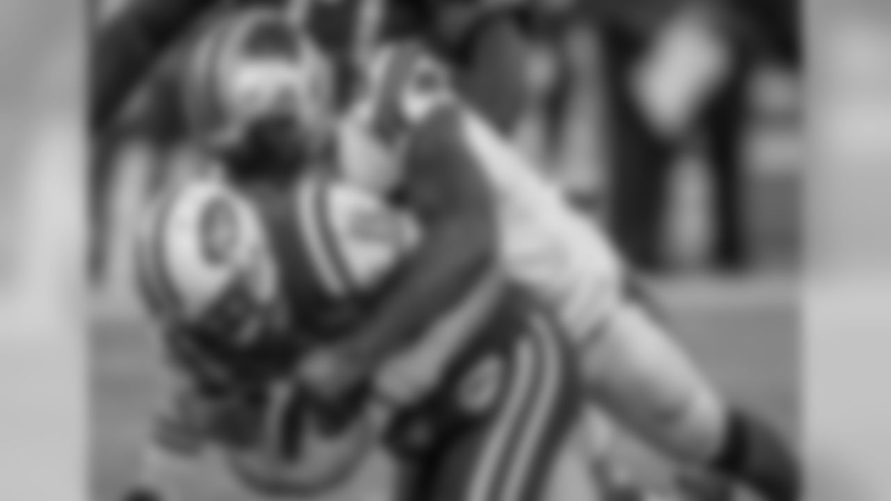 Julius Peppers sacks Josh McCown in a game at the New York Jets in 2017.