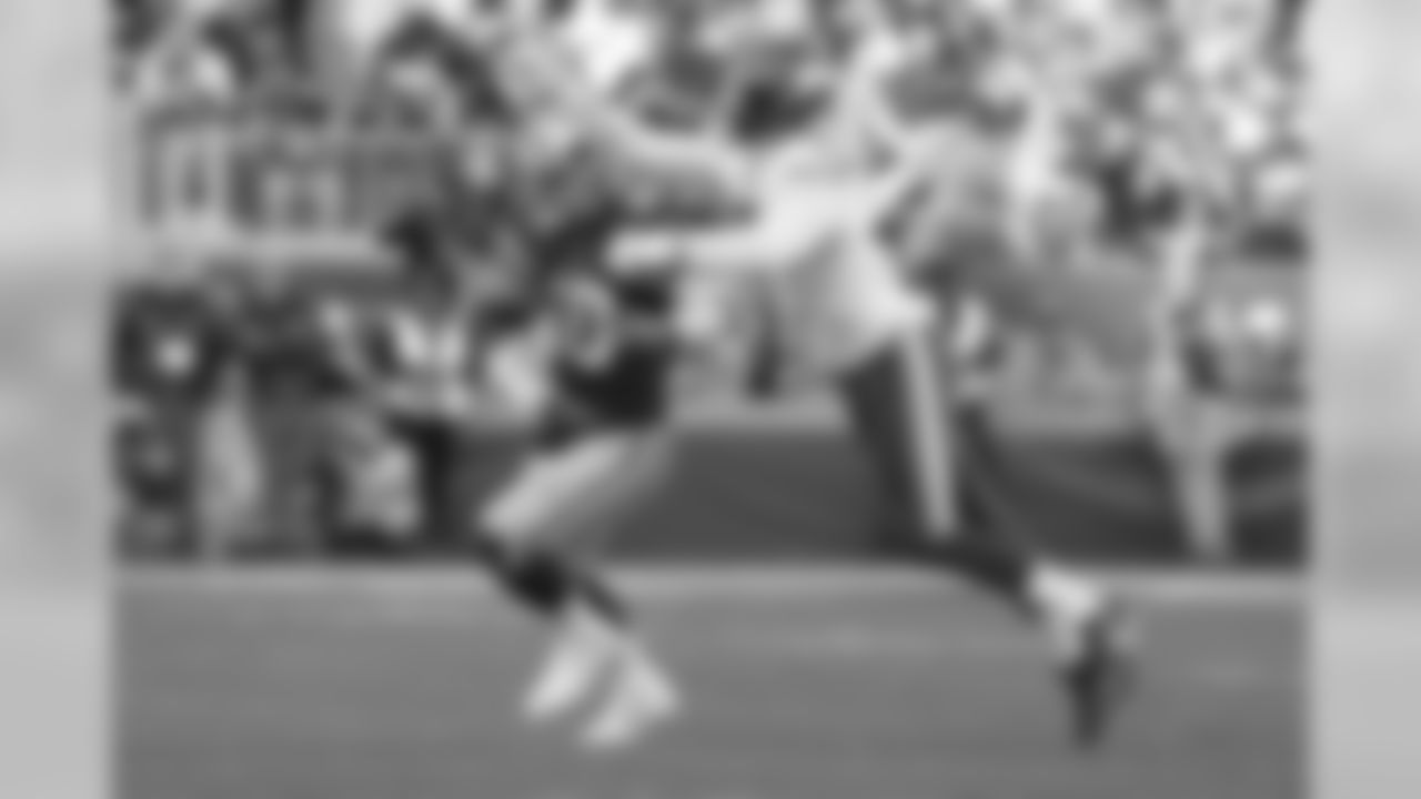 San Francisco 49ers quarterback Jimmy Garoppolo (10) runs from Minnesota Vikings defensive end Stephen Weatherly (91) during the first half of an NFL divisional playoff football game, Saturday, Jan. 11, 2020, in Santa Clara, Calif. (AP Photo/Tony Avelar)