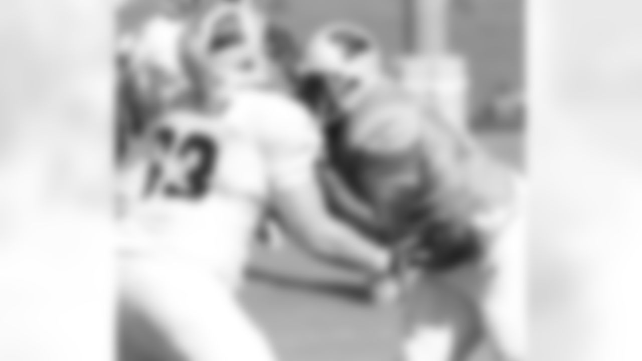 Lonnie Harvey bull-rushes Justin Geisinger.