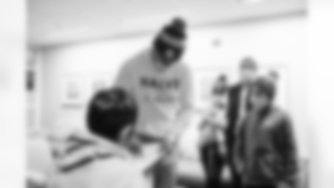 221121 Greg Olsen Beanie's- Levine Children's Hospital-58