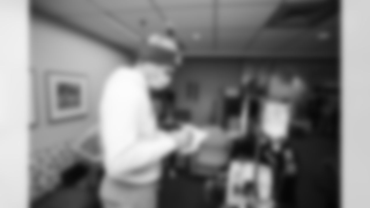 221121 Greg Olsen Beanie's- Levine Children's Hospital-25