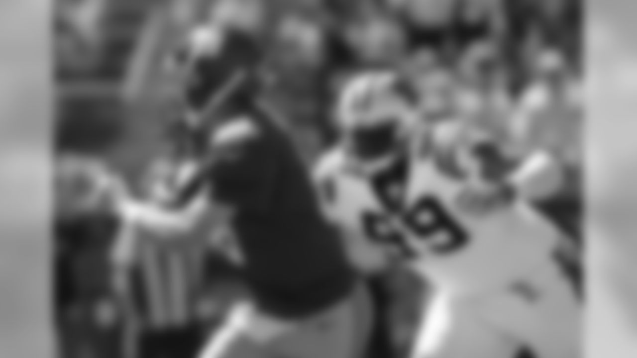 New York Giants quarterback Eli Manning (10) scrambles past Carolina Panthers defensive tackle Kawann Short (99) during the first half of an NFL football game in Charlotte, N.C., Sunday, Sept. 22, 2013. (AP Photo/Chuck Burton)