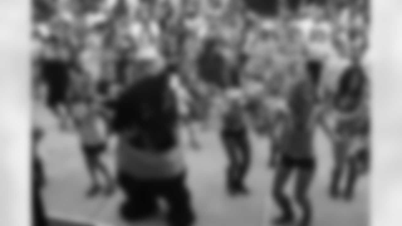 Sir Purr, TopCats and fans do the Cupid Shuffle