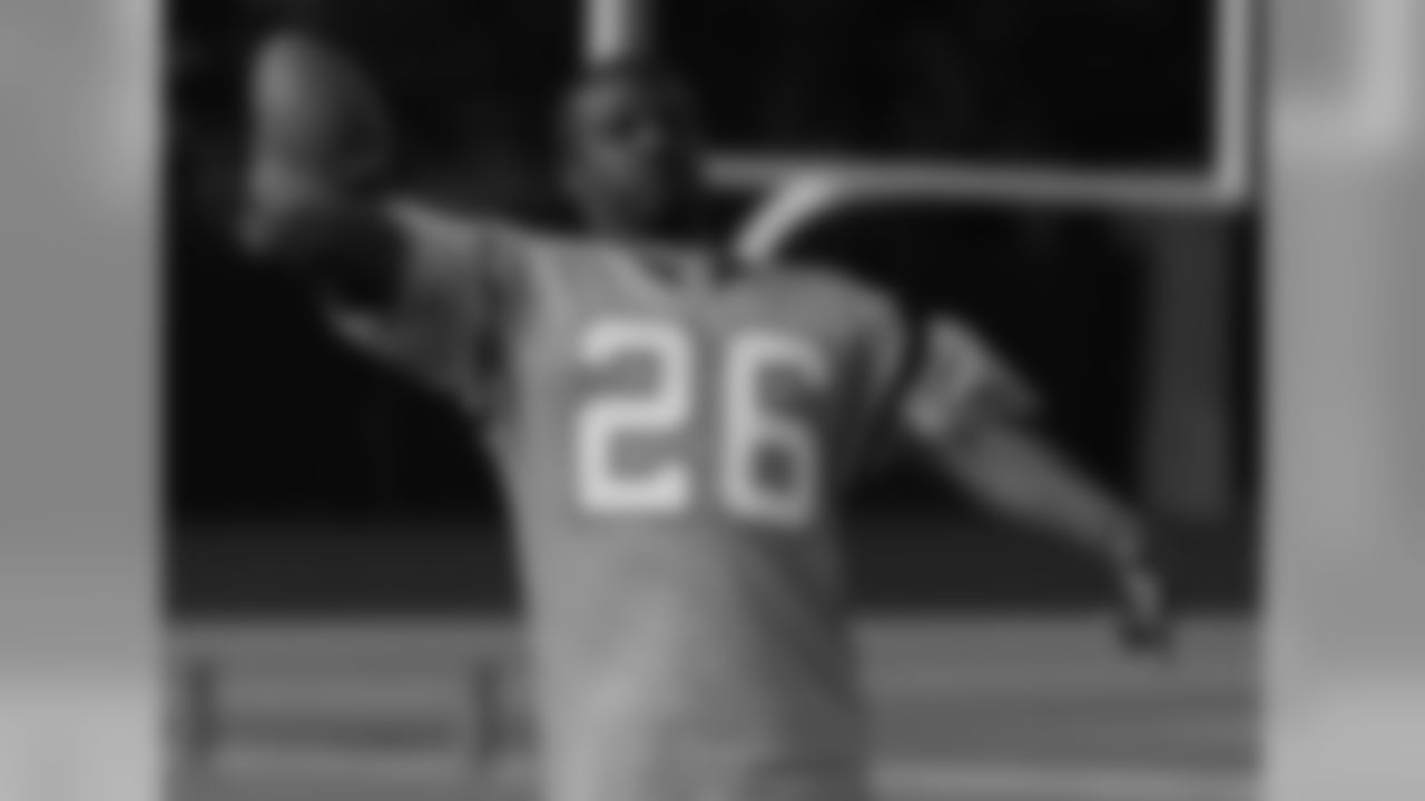 Quinton Teal lets fly a pass.