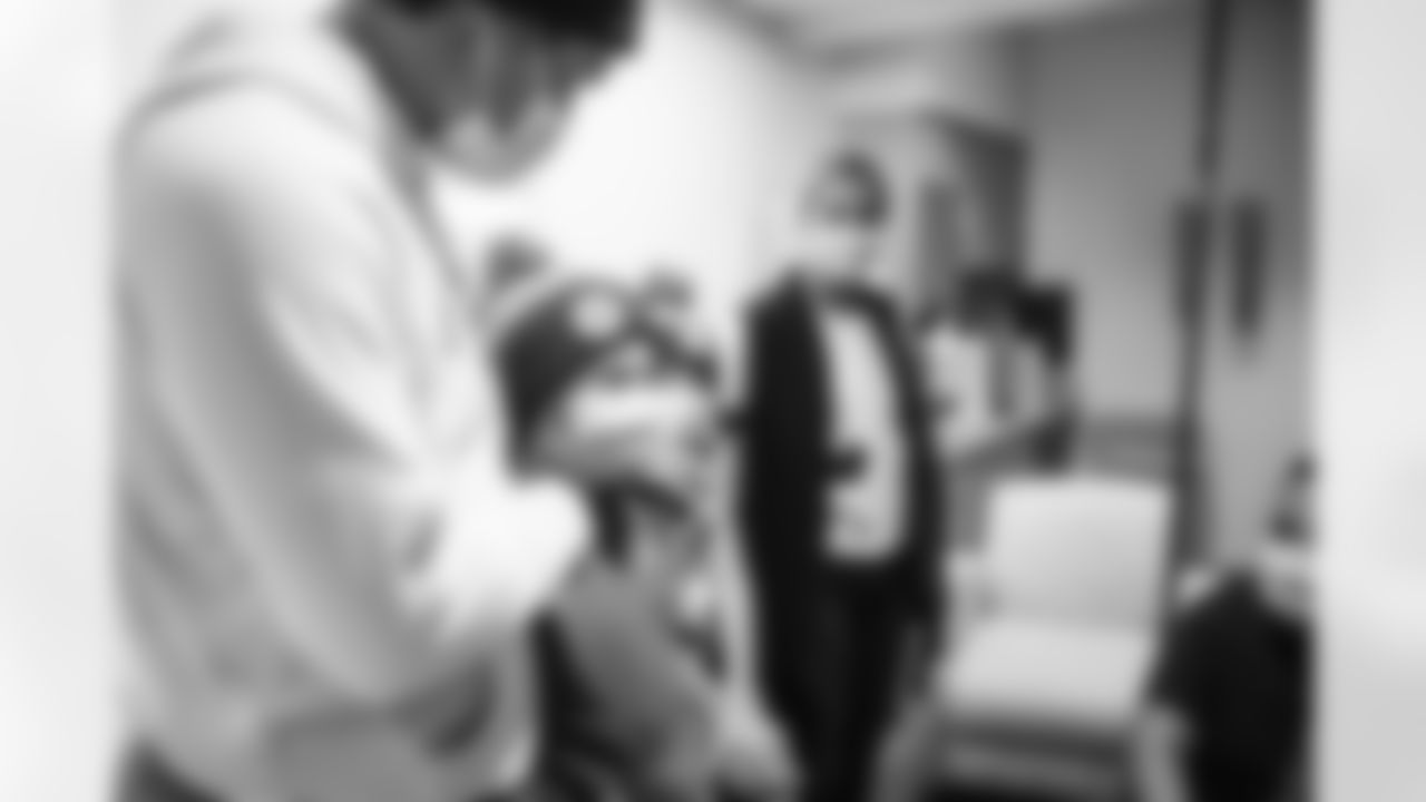 221121 Greg Olsen Beanie's- Levine Children's Hospital-50