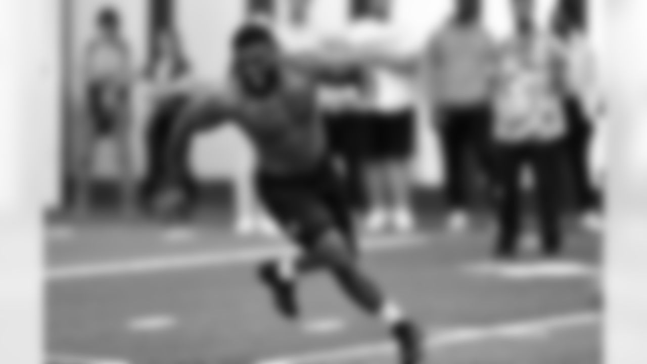 Oregon edge Kayvon Thibodeaux participates in a drill during Oregon's NFL Pro Day, Friday, April 1, 2022, in Eugene, Ore. (AP Photo/Andy Nelson)