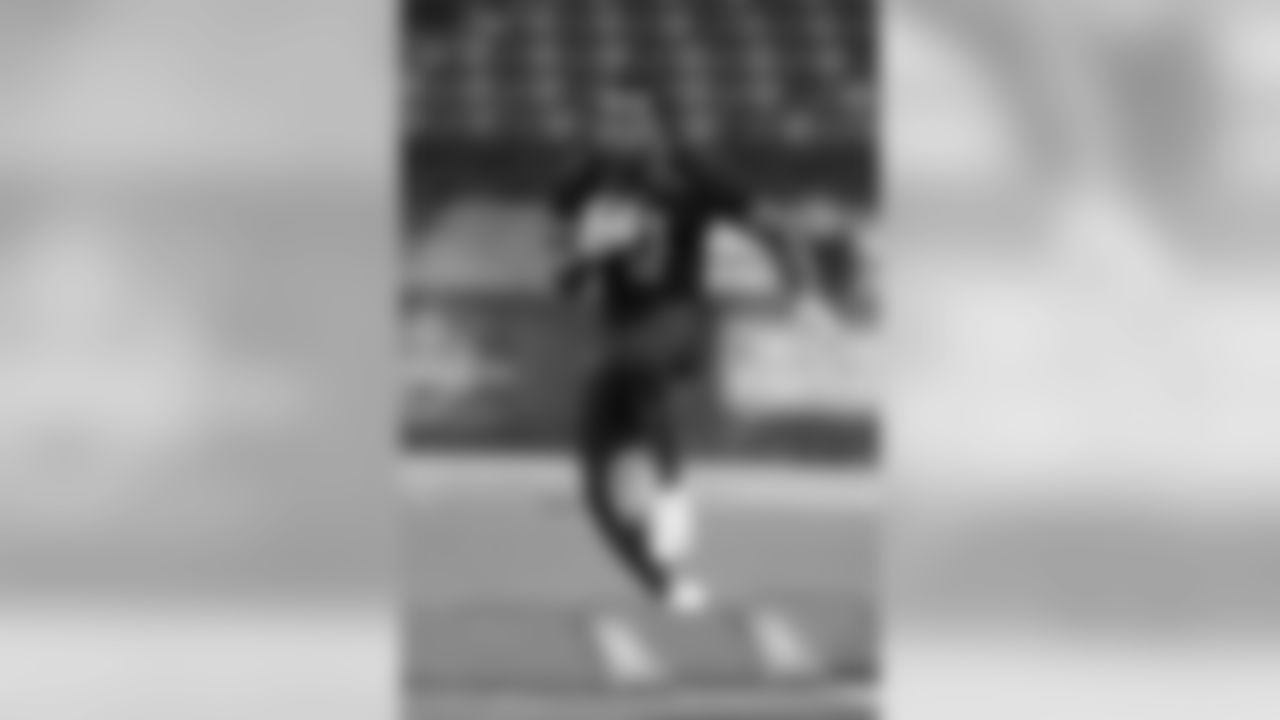 Florida running back Jordan Scarlett runs a drill during the NFL football scouting combine, Friday, March 1, 2019, in Indianapolis. (AP Photo/Darron Cummings)