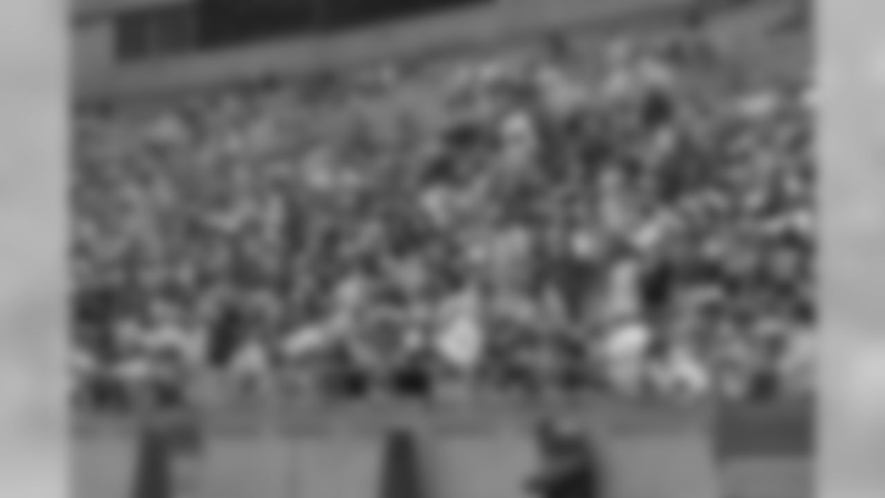 Crowd of 5,500 watches practice at Bank of America Stadium