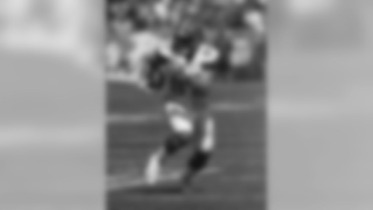 Cleveland Browns tight end Seth DeValve (87) plays against the Pittsburgh Steelers during the second half of an NFL football game, Sunday, Sept. 10, 2017, in Cleveland. (AP Photo/Ron Schwane)