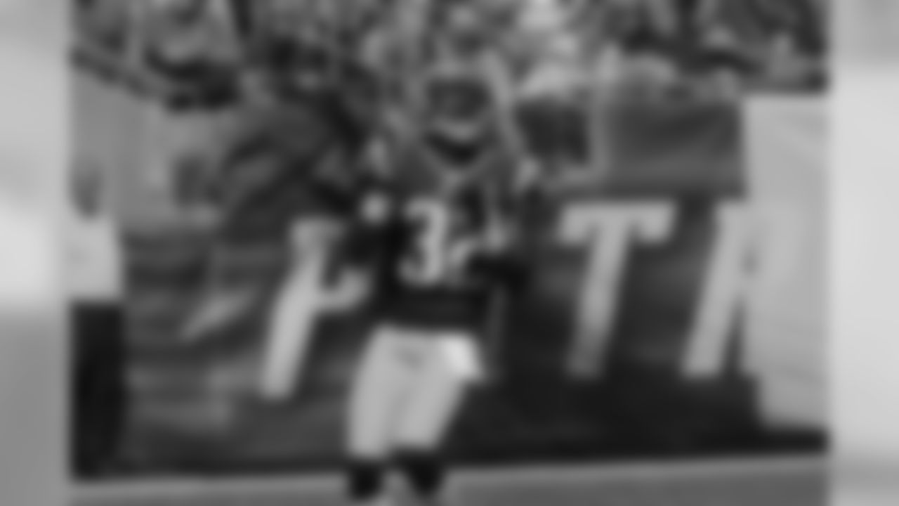 Devin McCourty eyes the kickoff