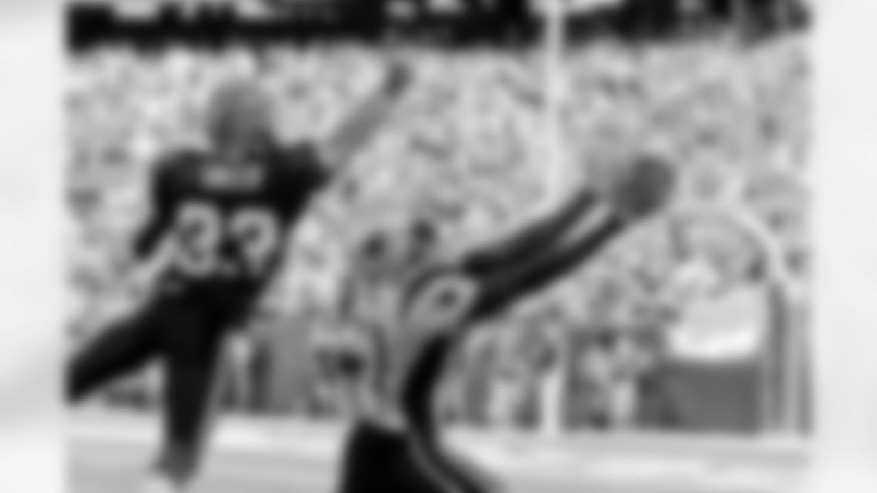 Tom Brady threw four TD passes, including a 45-yarder to Randy Moss, as the Patriots beat the Bills 38-7 on Sept. 23, 2007.