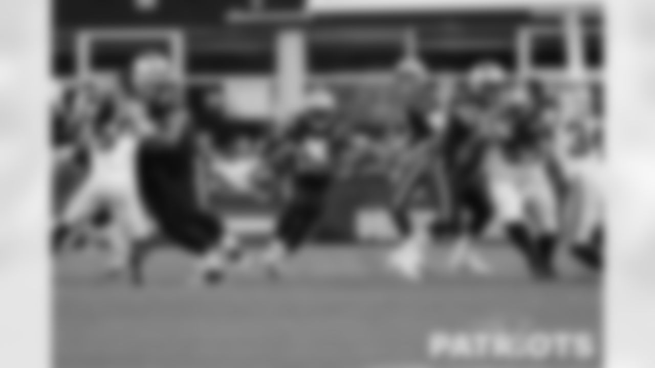 Ty Montgomery (14) rushes up the middle