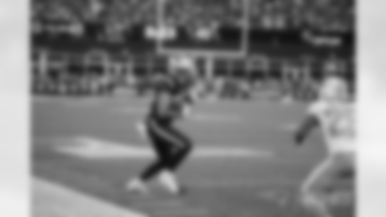 Hunter Henry, TE: It was a quiet opener for Henry, who started to come on later in the game, finishing with three catches for 31 yards. That shouldn't be too much cause for concern, as this was Henry's first real game action playing for the Patriots after a summer spent dealing with a shoulder injury. The Patriots leaned into their two tight end sets against the Dolphins and they should have an even better sense how to use Henry and Jonnu Smith against the Jets.