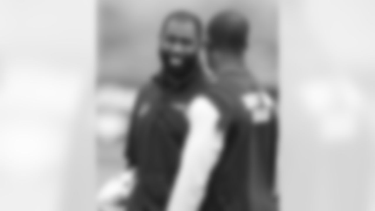 Darrelle Revis talks with Devin McCourty