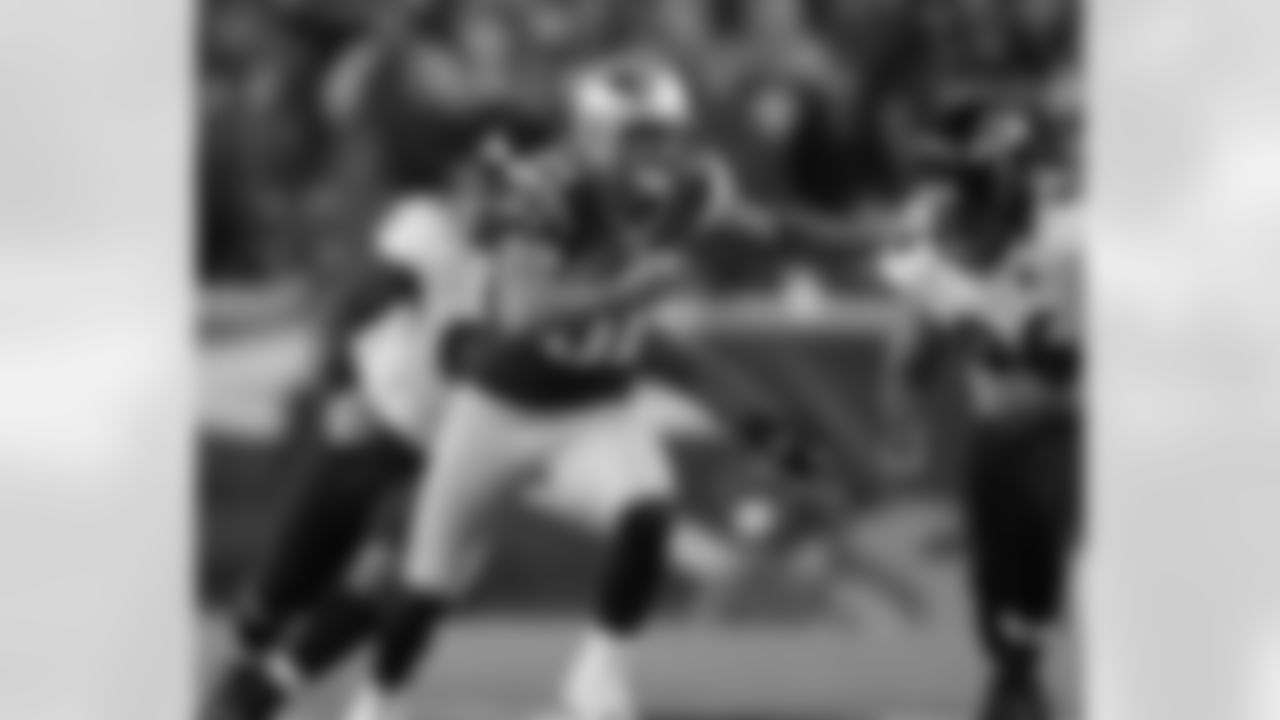 Aaron Hernandez in game action