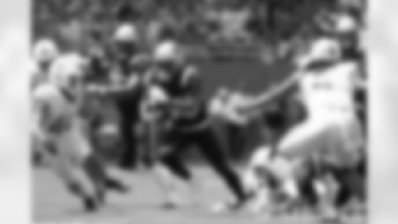 Damien Harris (37) runs up the middle for a gain