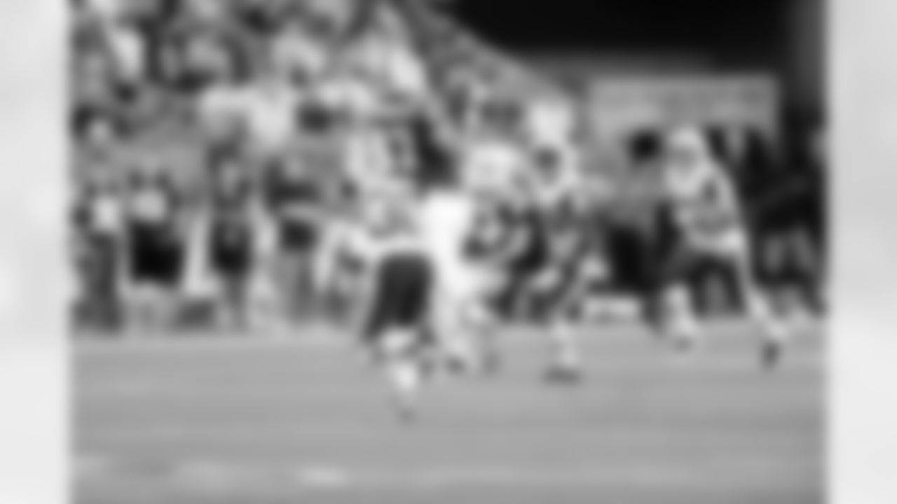 Rob Gronkowski makes a catch in the middle of the Jets defense
