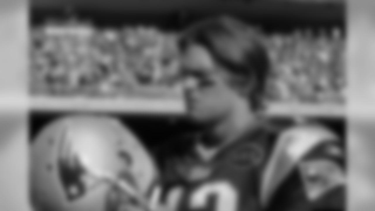 Tom Brady gets ready for the Patriots-Chargers match-up