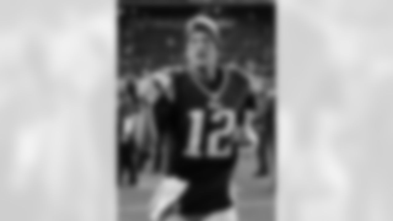 Tom Brady gives a thumbs up