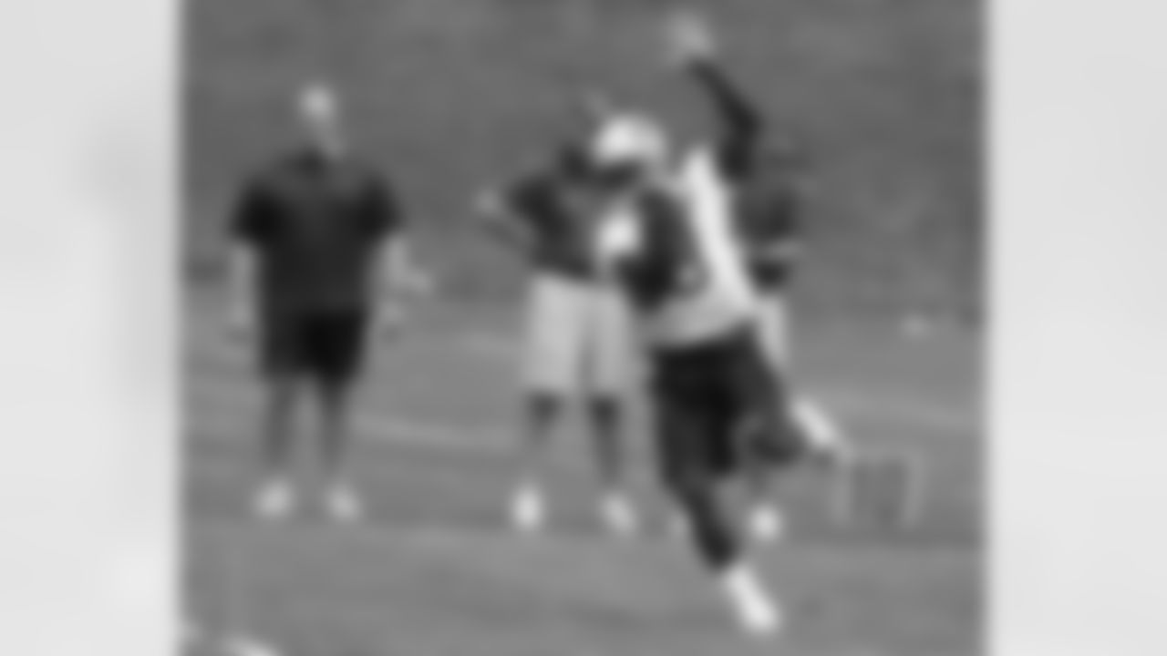Patriots rookie running back Laurence Maroney makes a one-handed catch on day two of mini camp at Gillette Stadium. 6/14/2006 Photo by David Silverman