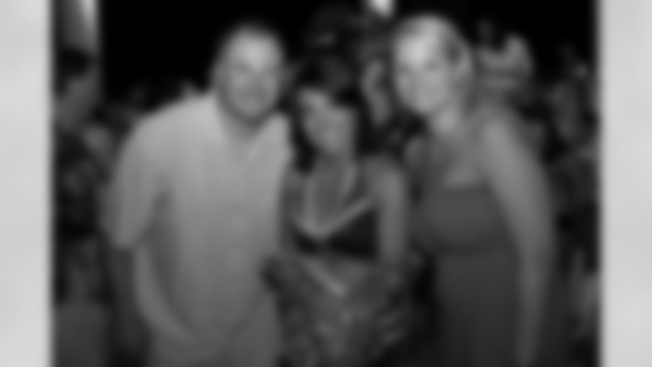 Amanda meets with some fans