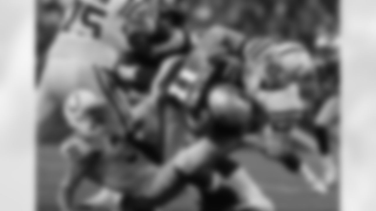 Jamie Collins knocks down Colts QB Andrew Luck