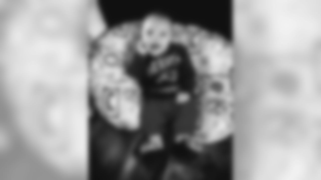 Jonathan Jones – Instagram (@getitonjones):