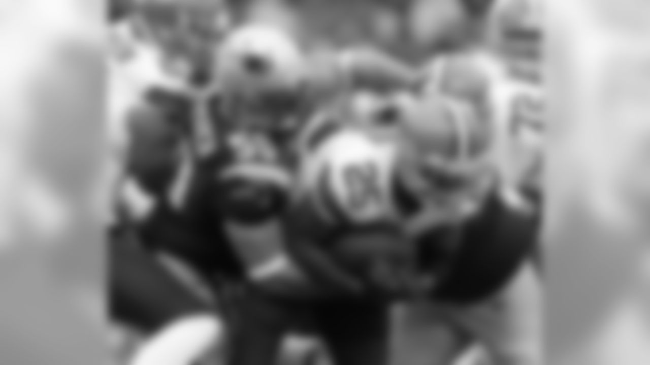 Rob Ninkovich tackles Browns RB Chris Ogbonnaya