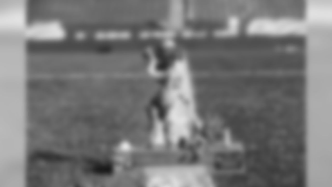 102618-Figurines_EJA002