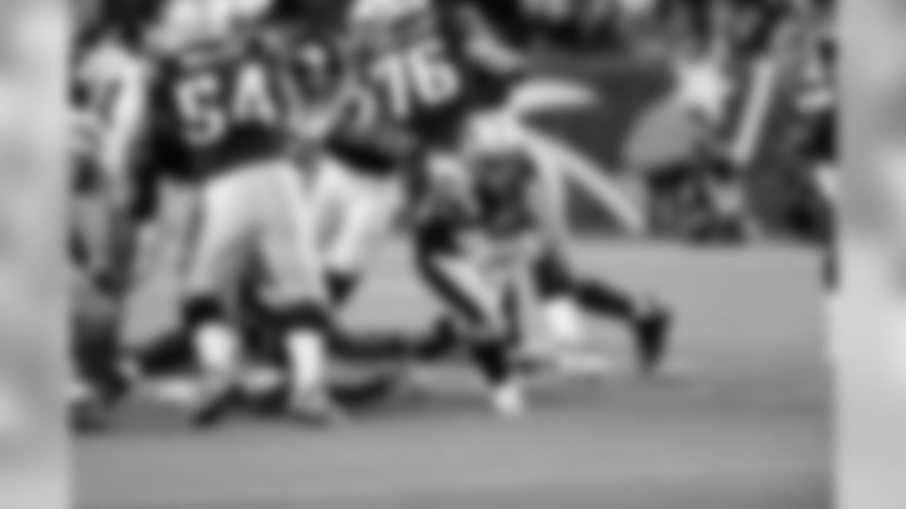 Patriots RB Danny Woodhead slips by Giants defenders