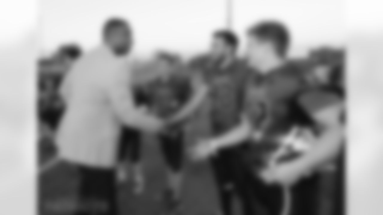 Cris Carter greets Israeli football players.