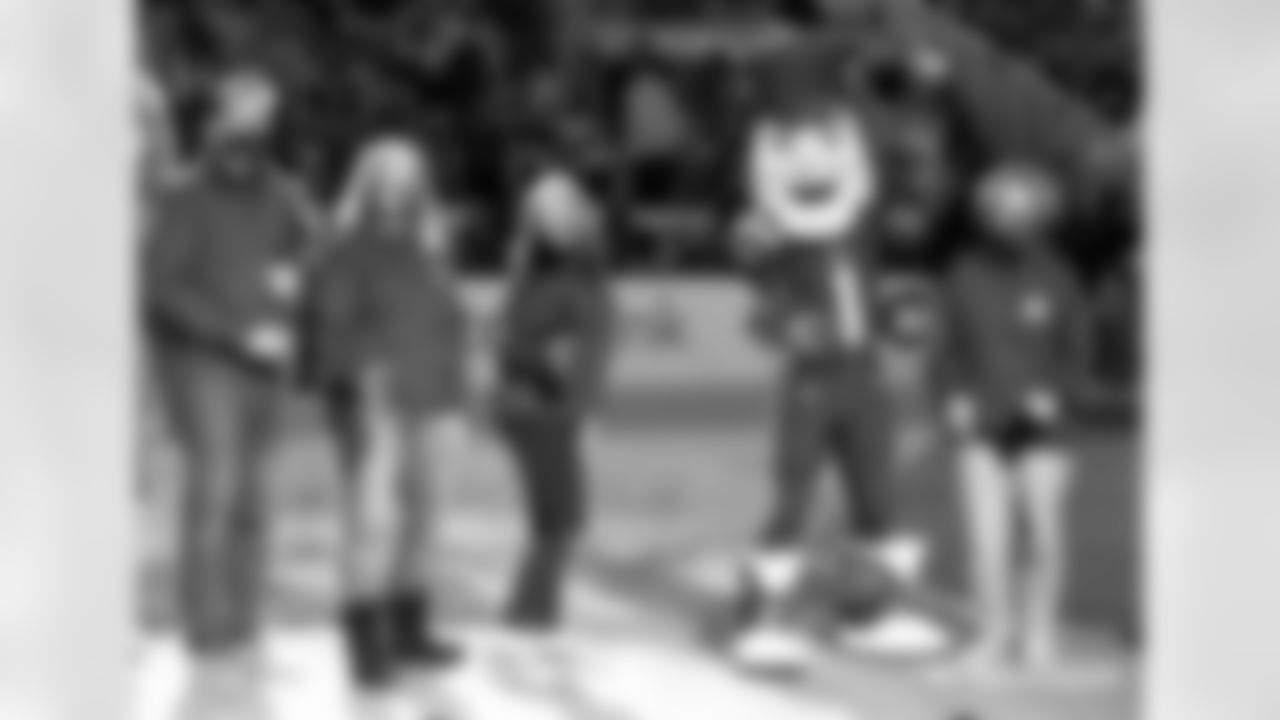 PUCK-DROP-49531-121121-RICH-LEBLANC-watermarked