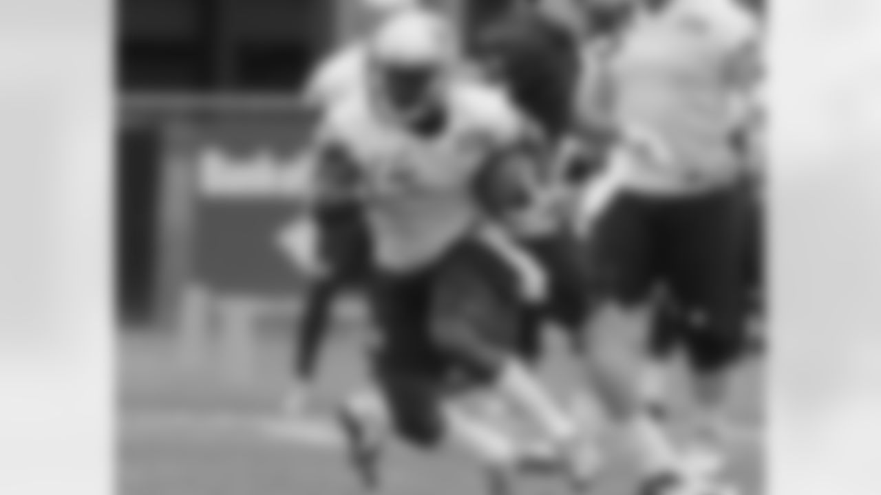 Leon Washington carries the ball